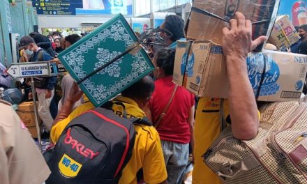 Mudik Membludak Di Pasar Senen, Porter Bisa Angkut Barang 20 Kali Sehari