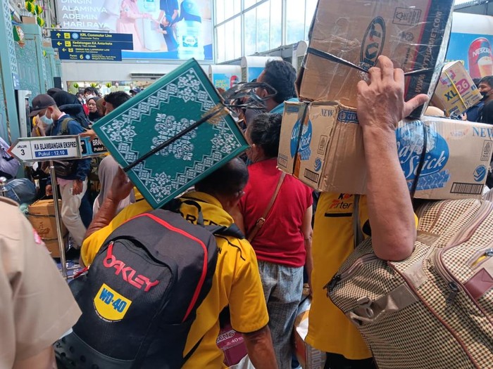Mudik Membludak Di Pasar Senen, Porter Bisa Angkut Barang 20 Kali Sehari