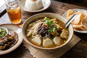 Lontong Balap Surabaya: Kuliner Khas Yang Wajib Di Coba!