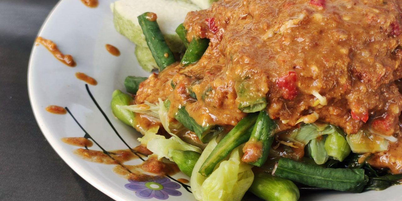 Kuliner Nusantara! Lontong Pecal Yang Menggugah Selera