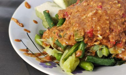 Kuliner Nusantara! Lontong Pecal Yang Menggugah Selera
