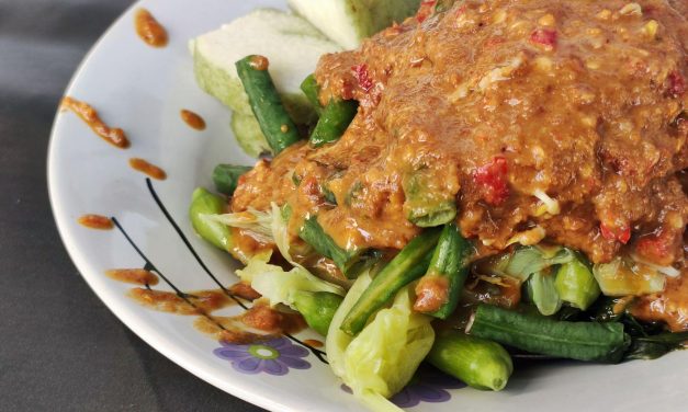 Kuliner Nusantara! Lontong Pecal Yang Menggugah Selera