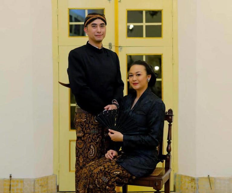 Kenes Andari & Winky Tampil Menawan Di Kirab Mangkunegaran