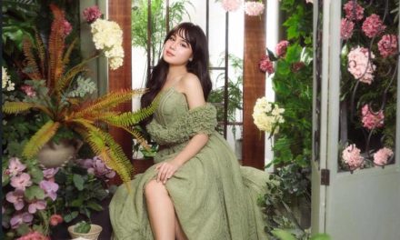 Bikin Pangling! Nicole Rossi Tampil Elegan Dengan Konsep Floral