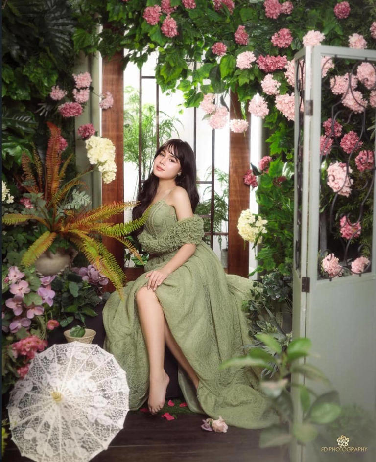 Bikin Pangling! Nicole Rossi Tampil Elegan Dengan Konsep Floral